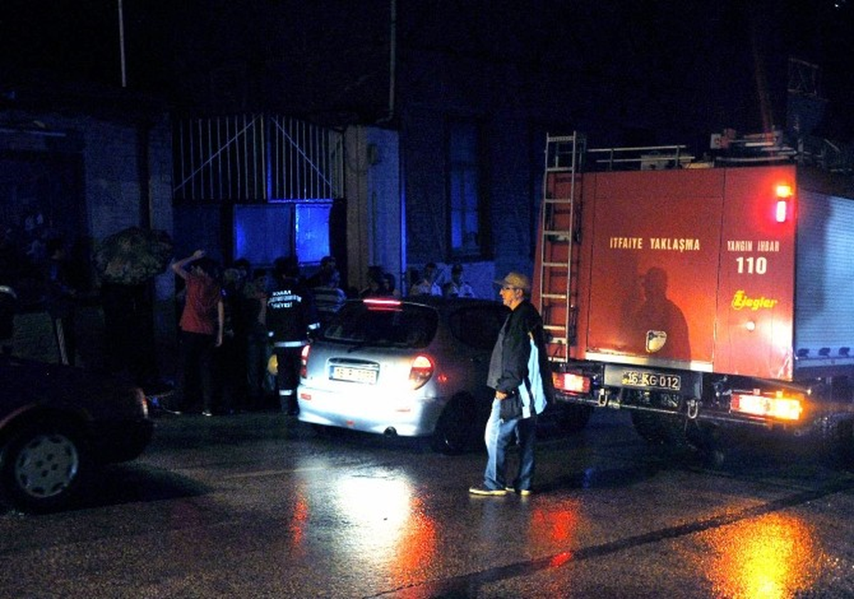 Yağmur Fabrika Çatısını Çökertti