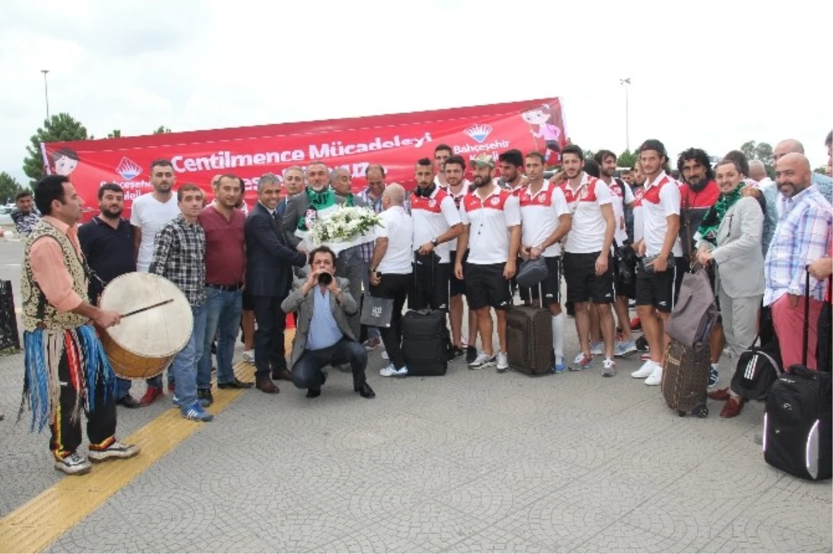 Antalyaspor\'a Davullu Zurnalı Karşılama