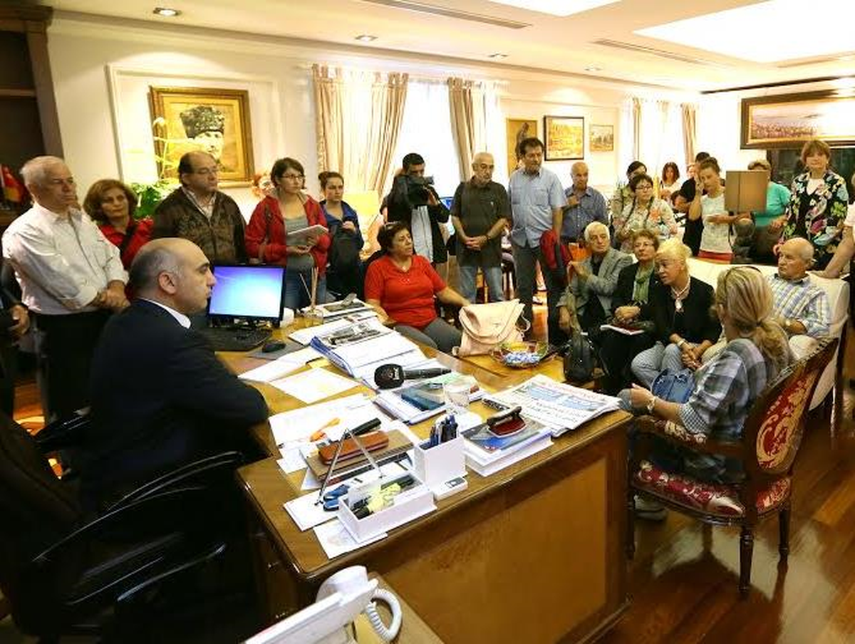 "Bakırköylüler Bakırköy Belediyesini Bastı"