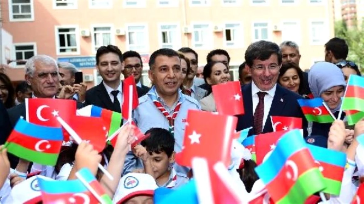 Davutoğlu, Bakü\'de Türk Okulunu Ziyaret Etti