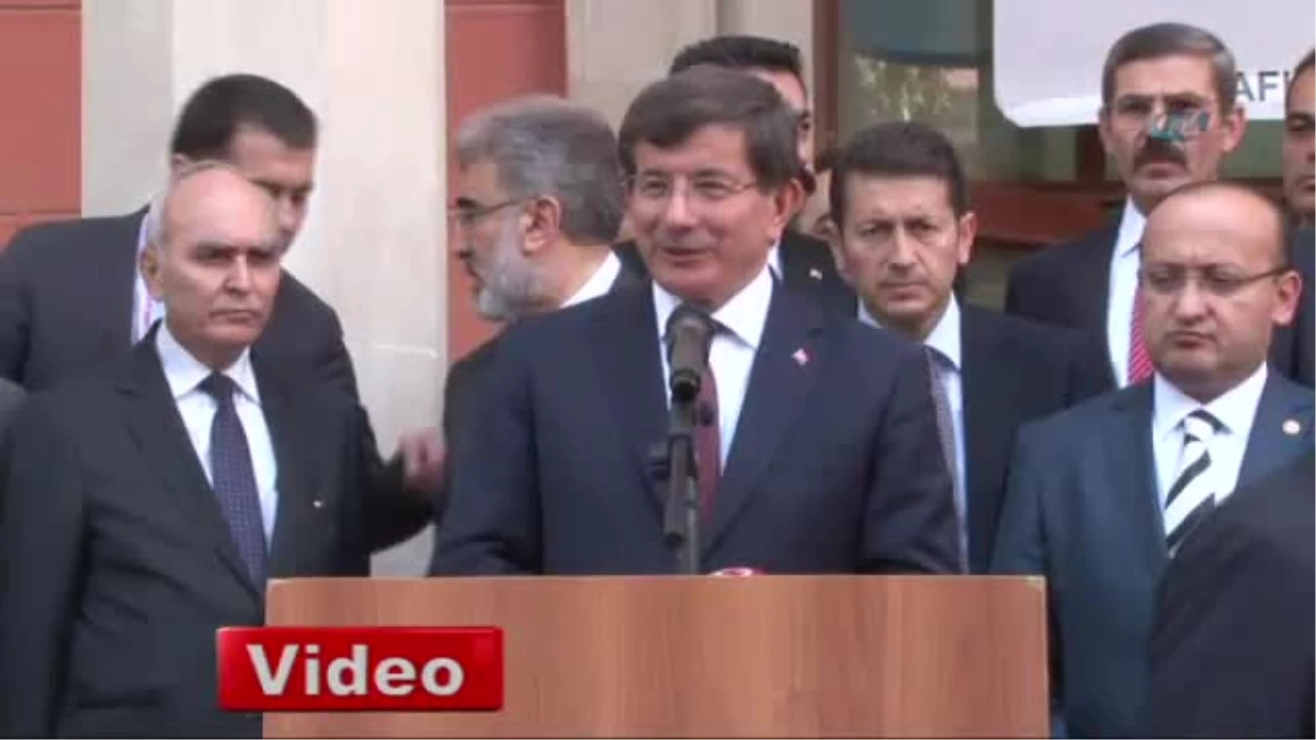 Davutoğlu, Bakü Türk Anadolu Lisesi\'ni Ziyaret Etti