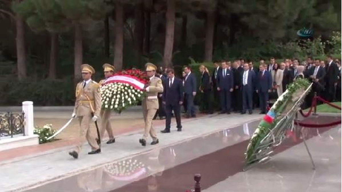 Davutoğlu, Haydar Aliyev\'in Mezarını ve Türk Şehitliğini Ziyaret Etti