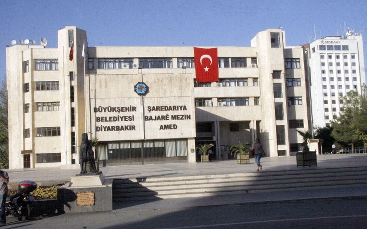Diyarbakır Büyükşehir Belediyesi Binasına Türk Bayrağı Asıldı