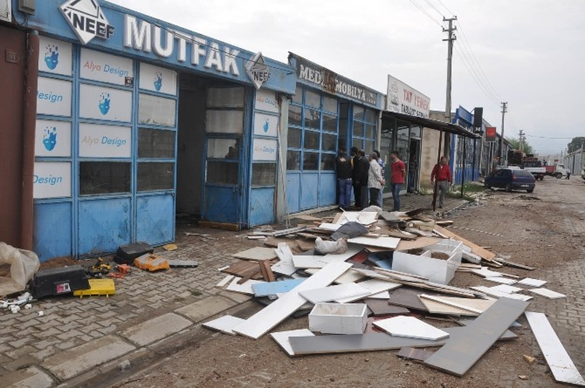 Dükkanlarını Su Basan Mobilyacılar Yaralarını Kendileri Sarıyor