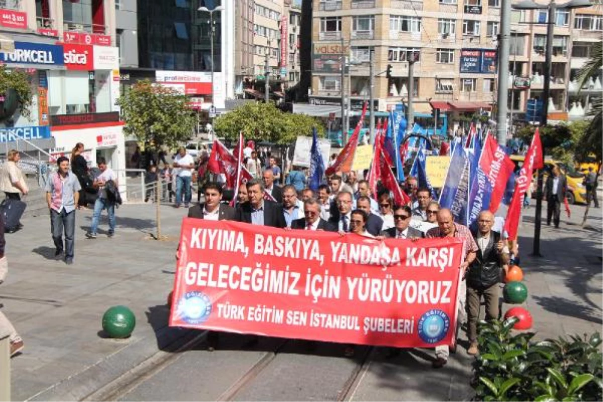 Kadıköy\'de Eğitimcilerden Siyah Çelenkli Protesto