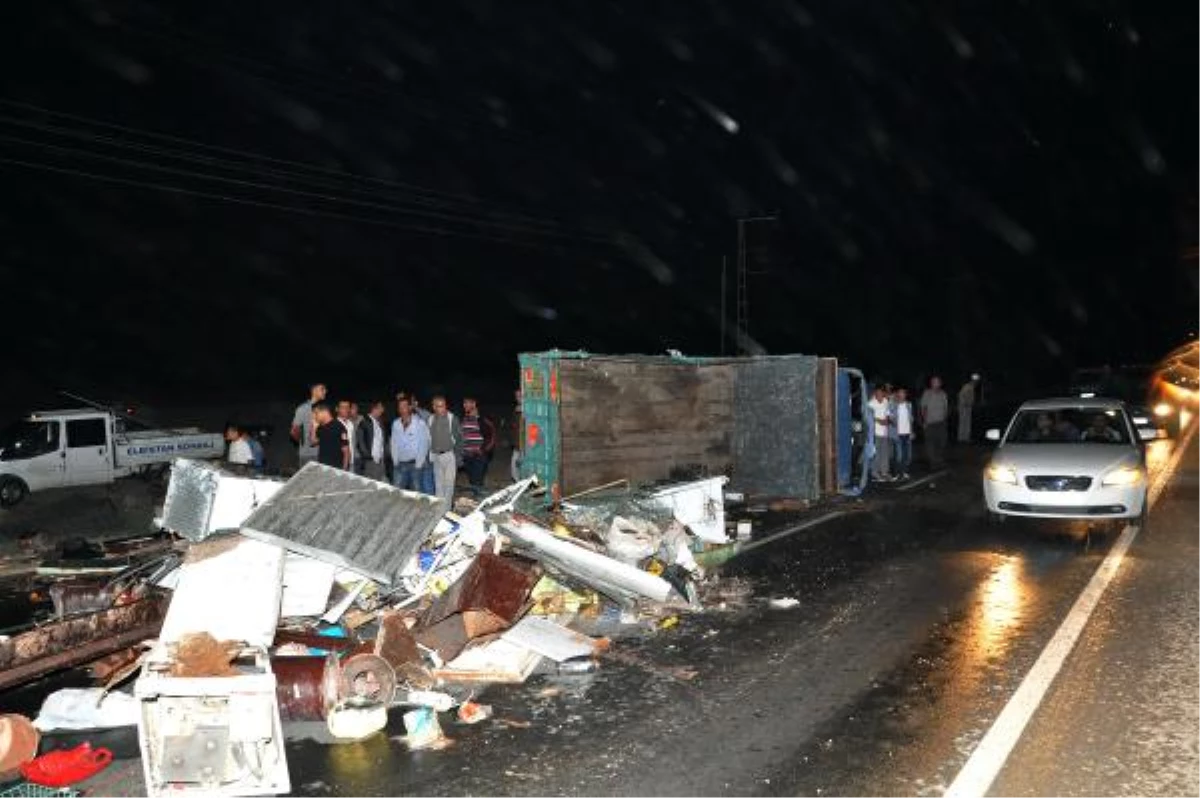 Elbistan\'da Hafif Ticari Araç ile Kamyonet Çarpıştı: 2 Yaralı