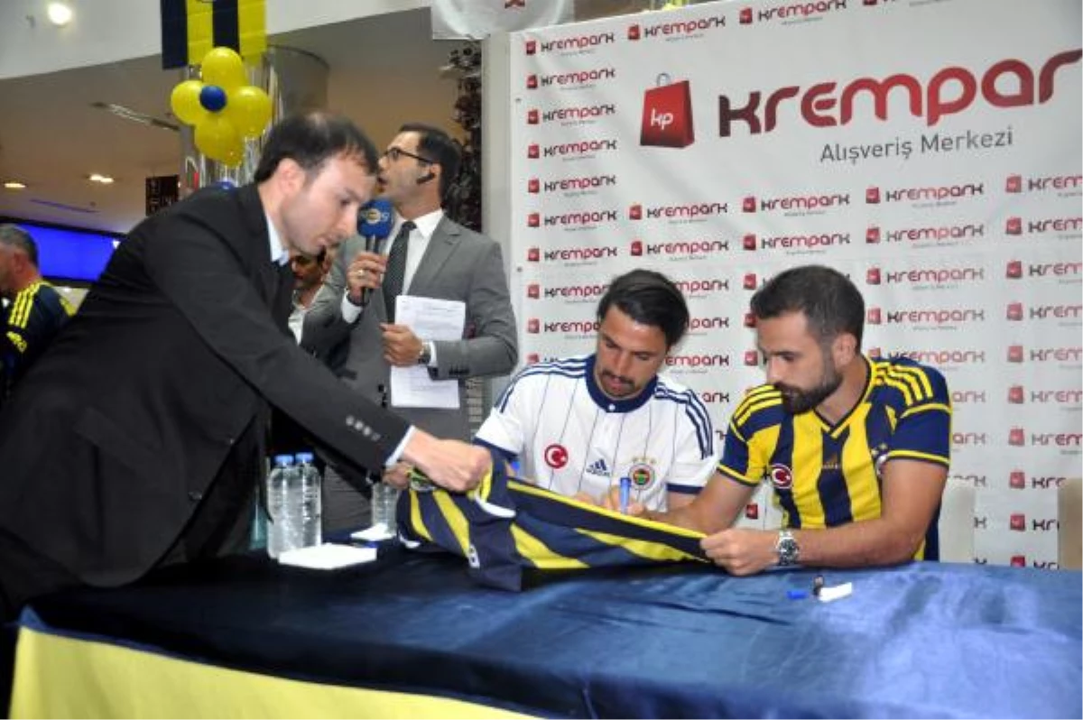 Fenerbahçeli Futbolcular İmza Dağıttılar