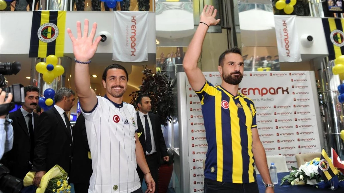 Fenerbahçeli Futbolcular İmza Gününde Taraftarlarla Buluştu