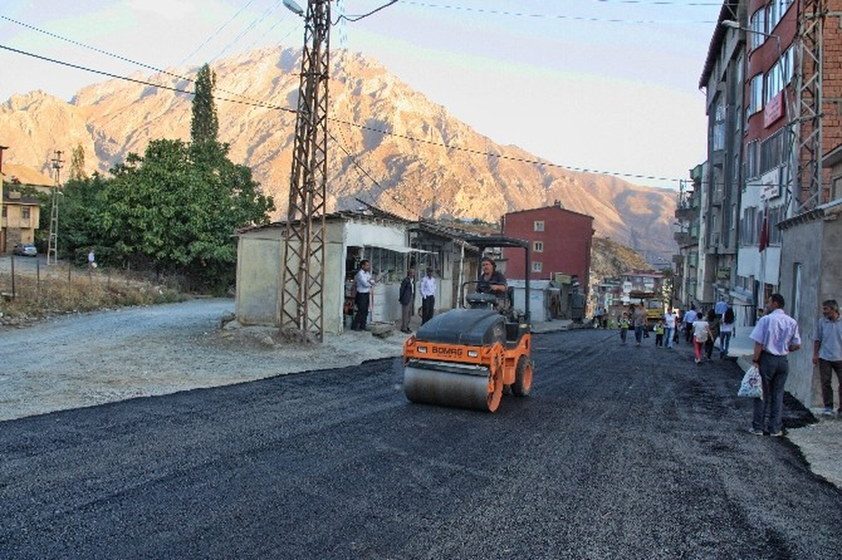 Hakkari\'de Asfaltlama Çalışmaları Sürüyor