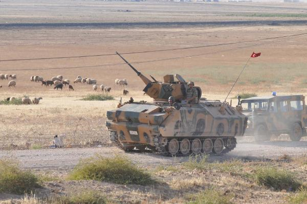 IŞİD\'ten Kaçan Suriyeliler Türkiye Sınırına Yığılmaya Başladı