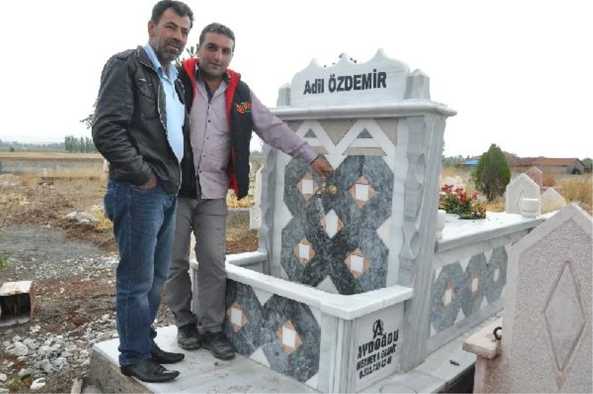 Ölen Babası İçin Ay Yıldızlı Mezar Yaptırdı