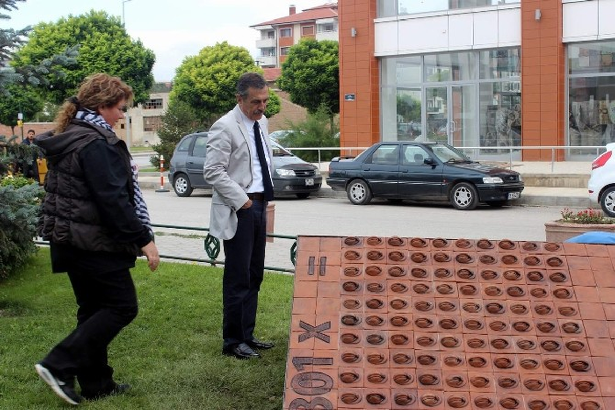 Soma\'yı Hatırlatan 301 Baretten Oluşan Dev Kapı Yerini Aldı