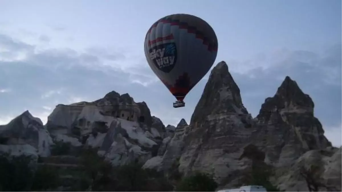 Parasız Dünya Turuna Çıkan İkili Kapadokya\'da Balona Bindi