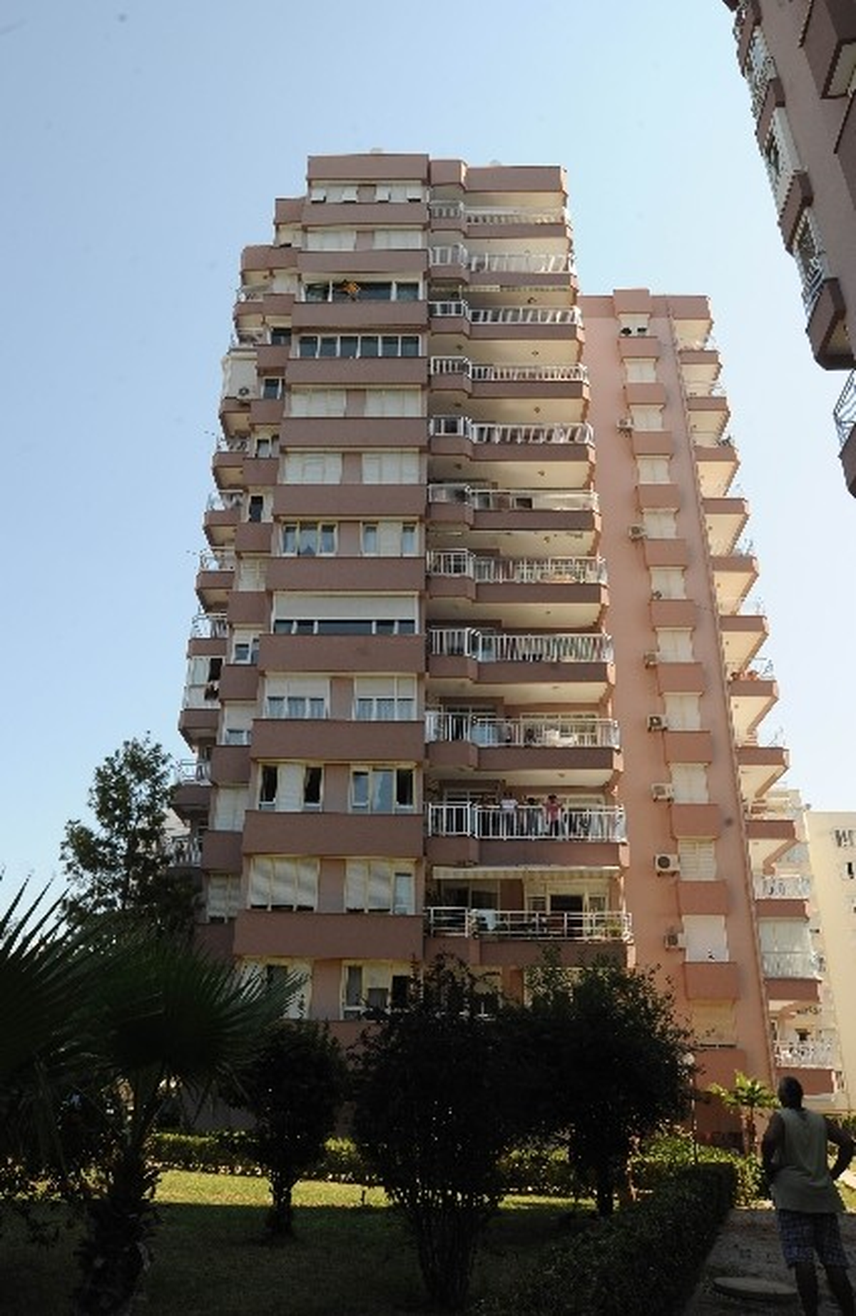 Pencereden Atlayan Genç Hastanede Hayatını Kaybetti
