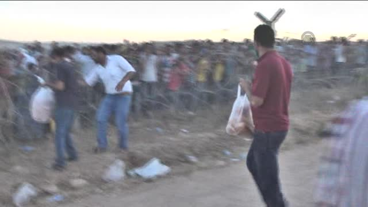 IŞİD'ten Kaçan Suriyeliler, Türkiye Sınırına Geldi