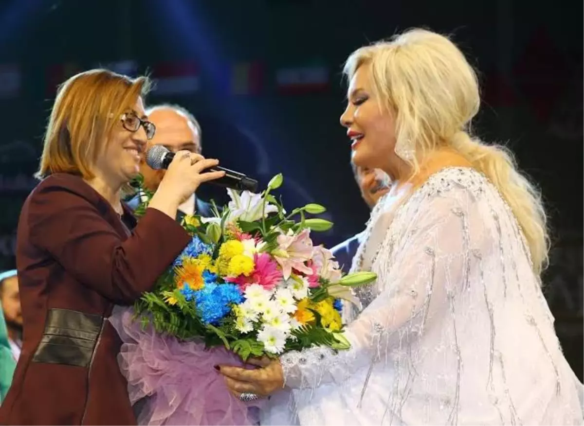 Ünlü Sanatçı Emel Sayın Sevenlerini Coşturdu