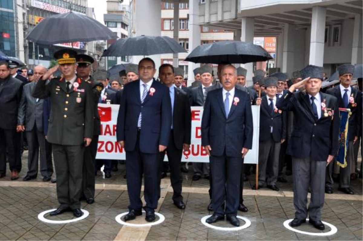 Vali ve Belediye Başkanı\'na Şemsiye Tutuldu, Gazi Islandı