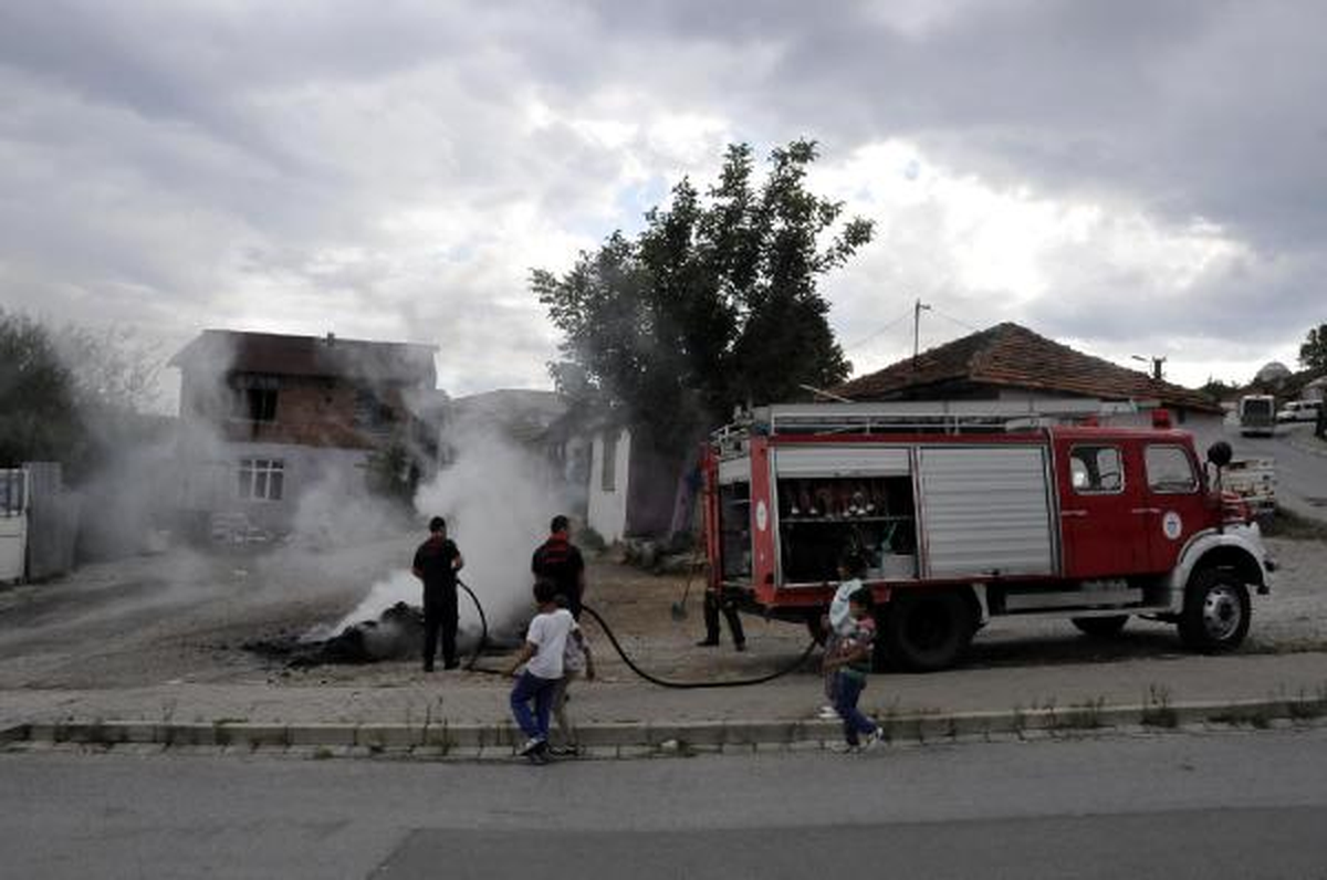 3 Kişinin Katilinin Evini Basıp Eşyalarını Yaktılar