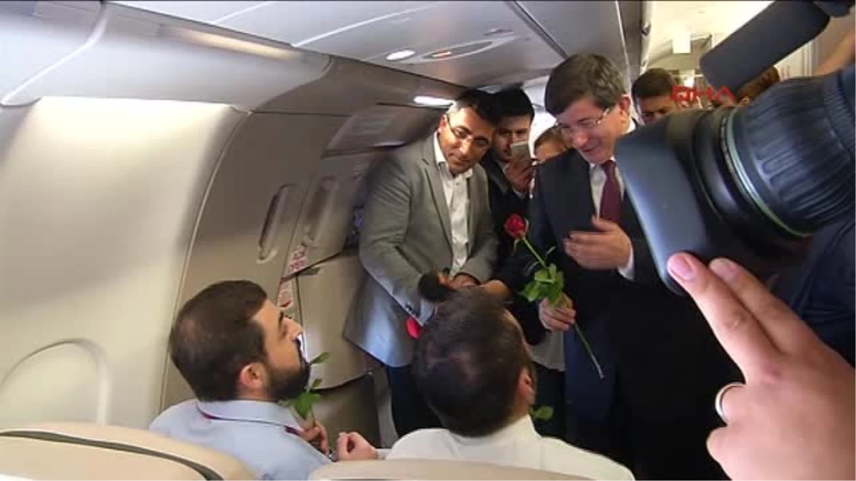 Başbakan Davutoğlu, Uçakta Konsolosluk Çalışanları ile Sohbet Etti