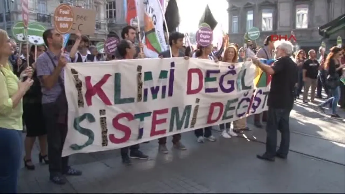 Beyoğlu\'nda "İklim Değişikliği Zirvesi" Yürüyüşü