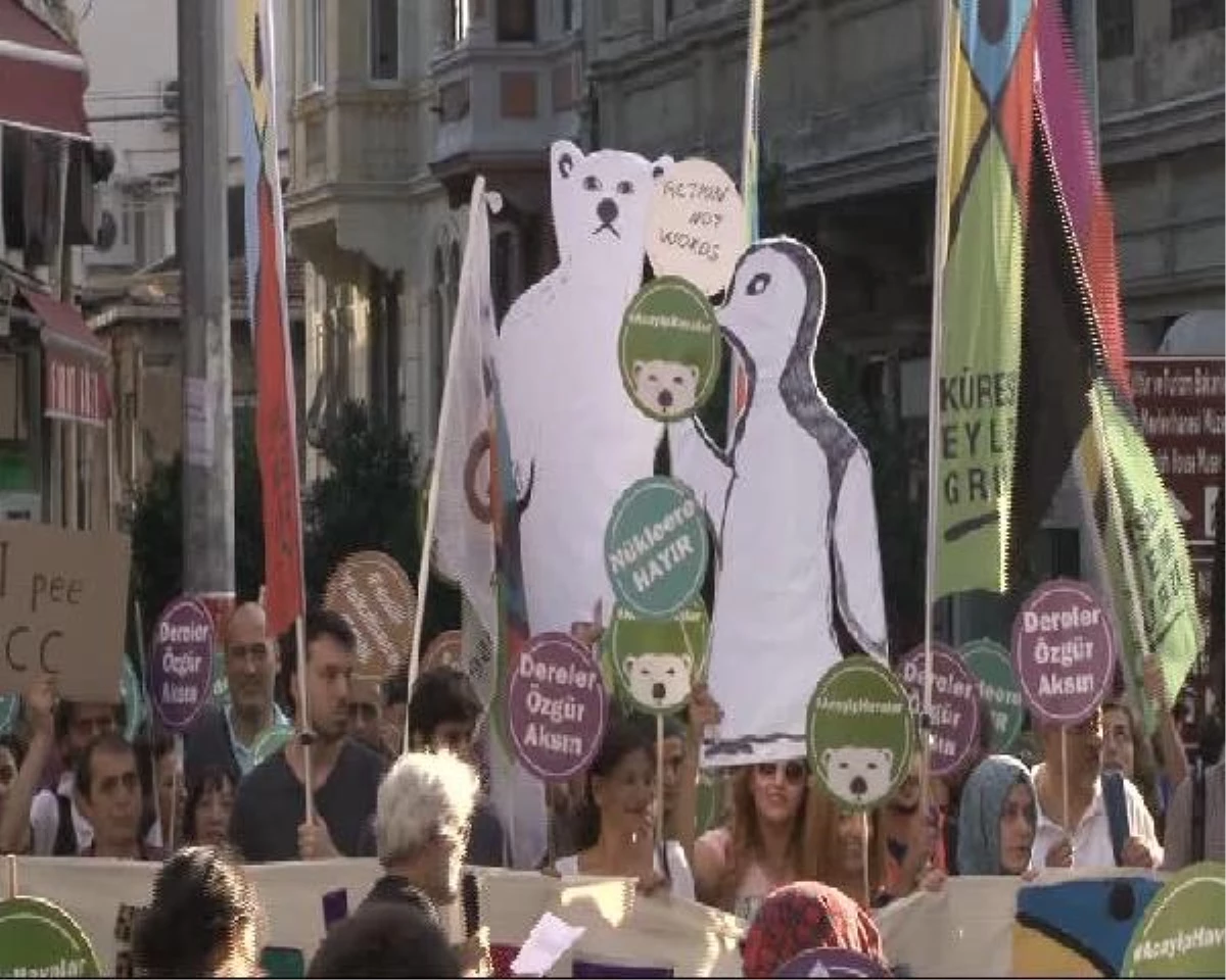 Beyoğlu\'nda "İklim Değişikliği Zirvesi" Yürüyüşü
