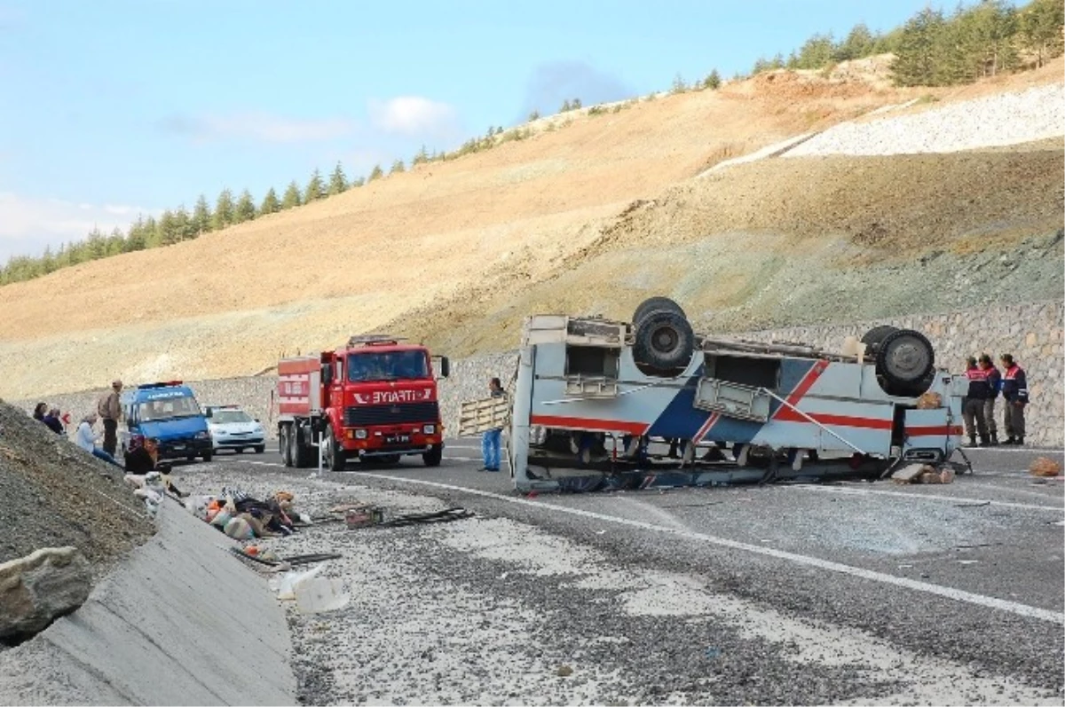 Elma İşçilerini Taşıyan Midibüs Devrildi: 29 Yaralı