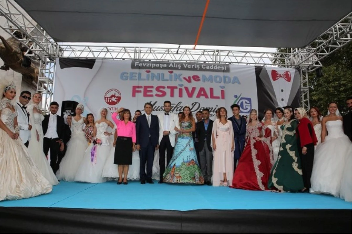 Fatih\'te Renkli Gelinlik Festivali