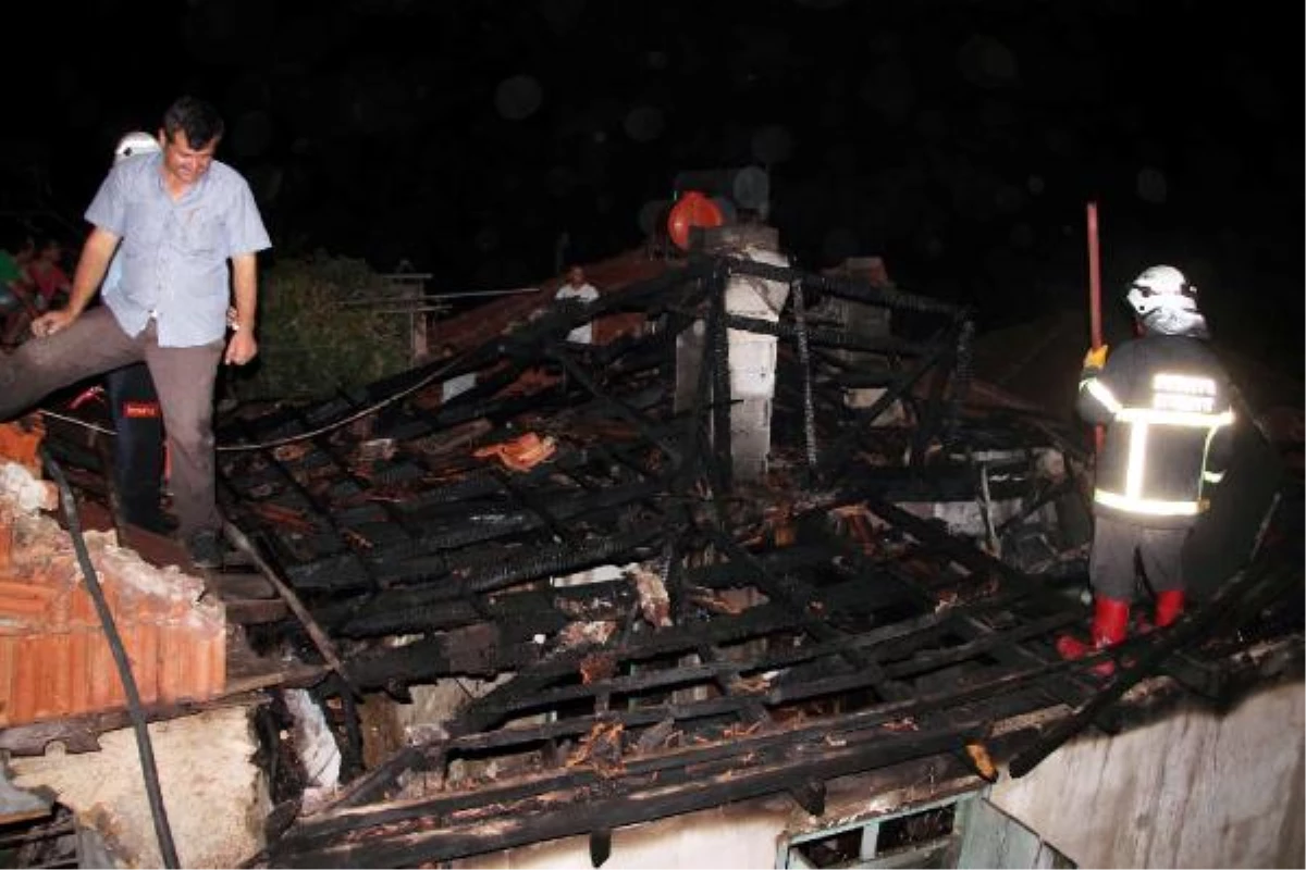Fethiye\'de Ev Yangını Mahalleliyi Ayaklandırdı
