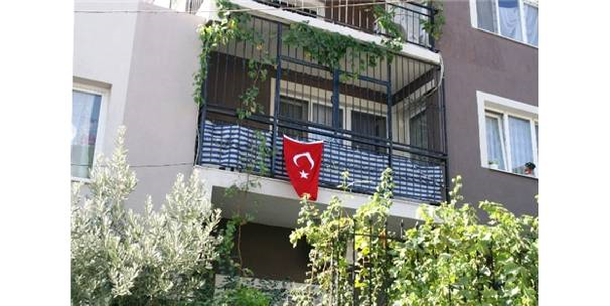 IŞİD\'in Elinden Kurtulan Polisin Komşuları Büyük Sevinç Yaşıyor