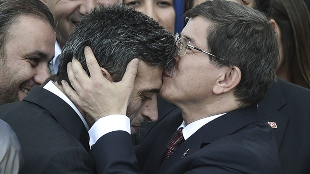 IŞİD Türk Konsolosun Başına Silah Dayamış