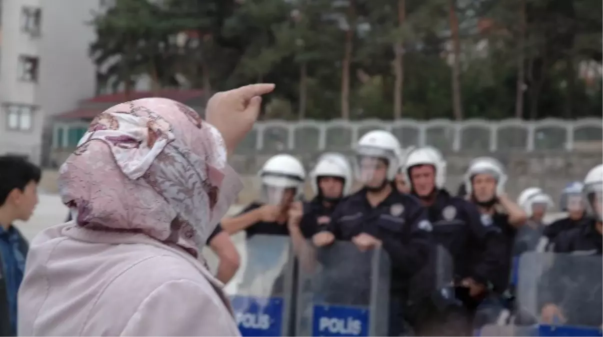 Karayolunda ve Valinin Evinin Önünde Oturma Eylemi Yaptılar