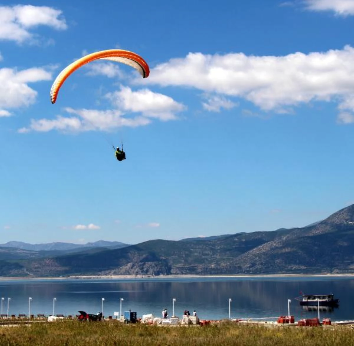 Motosikletçi ve Paraşütçüler Burdur Gölüne Su Döktü