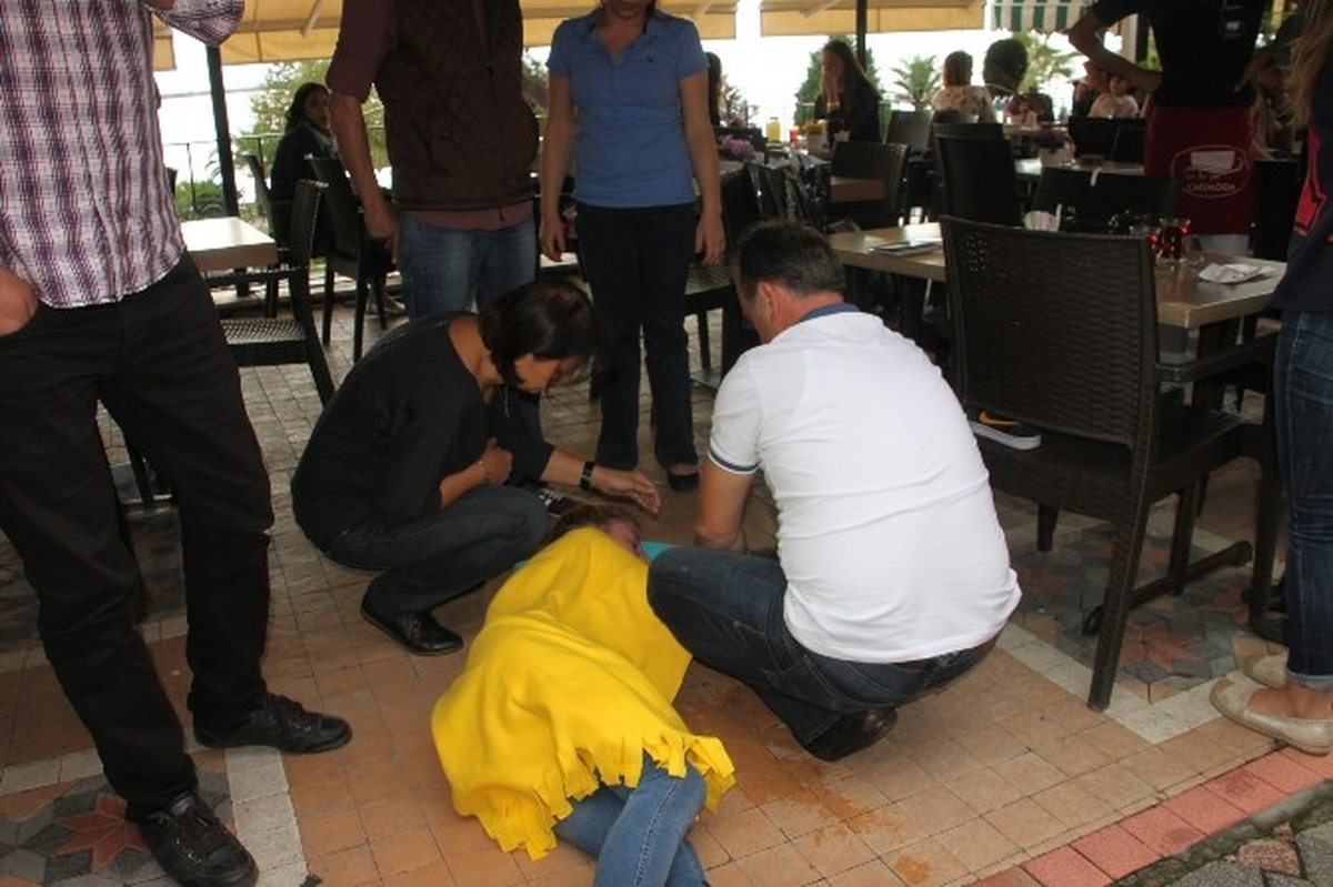 Ereğli\'de Müşterisine Servis Yapan Garson Kıza, Motosiklet Çarptı