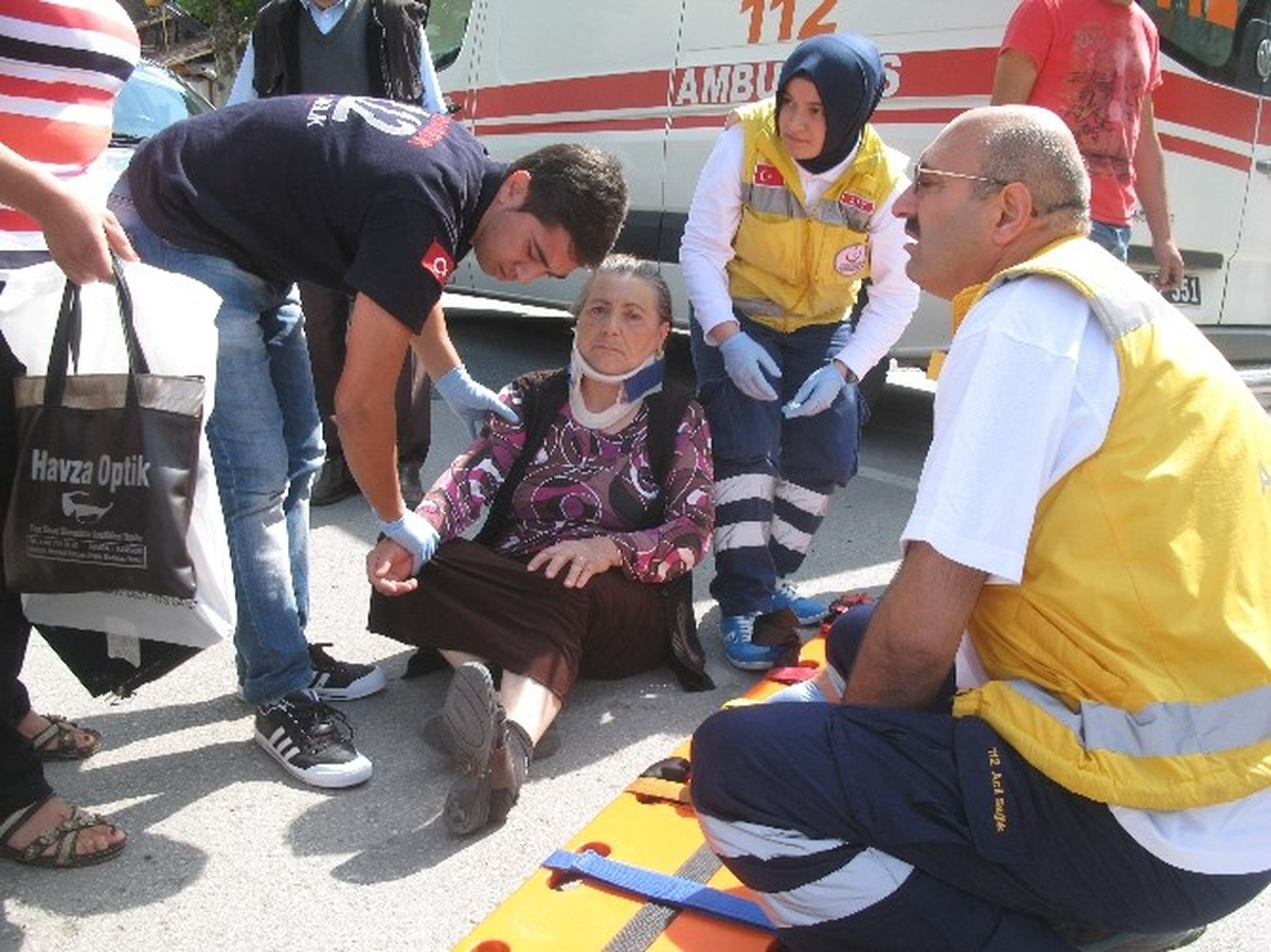 Otomobilin Çarptığı Yaşlı Kadın Yaralandı