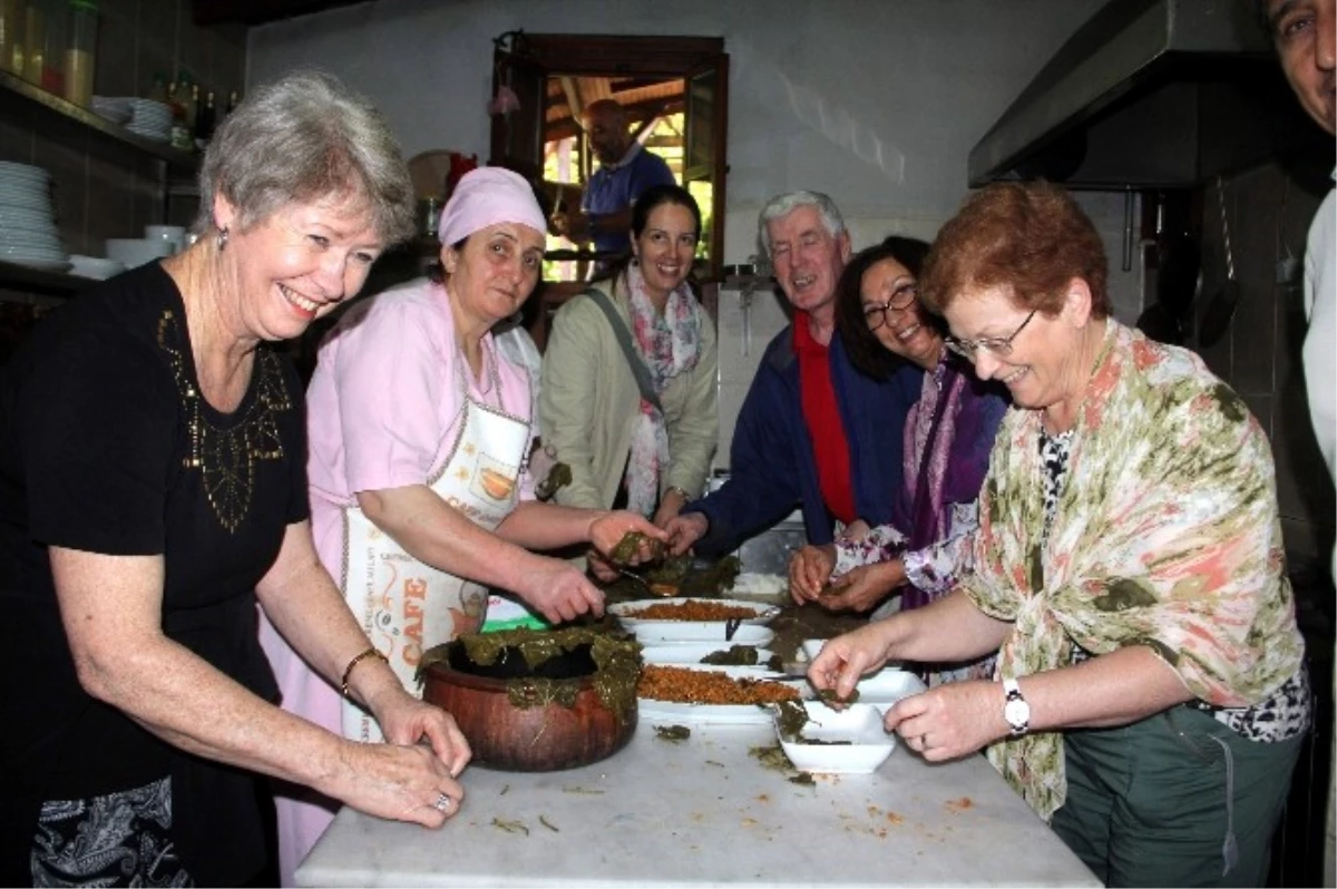 Avustralyalı Turistler Dolma Sardı