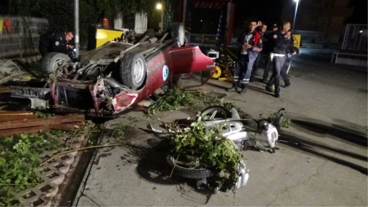Bolu\'da Otomobil Benzin İstasyonuna Daldı: 2 Yaralı