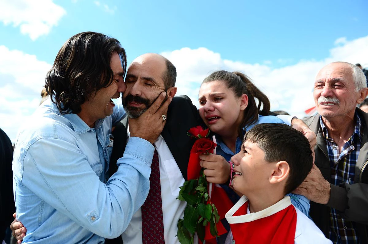 Serbest Kalan Türkleri Ankara\'da Aileleri Karşıladı