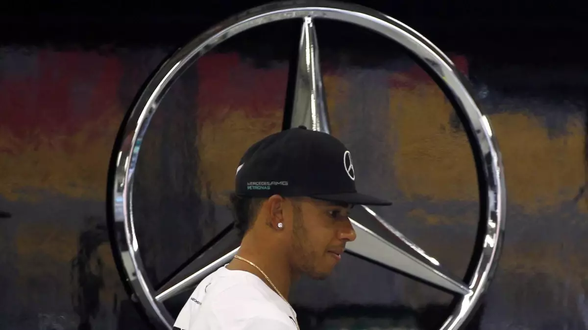 Singapur\'da İlk Sıra Lewis Hamilton\'ın