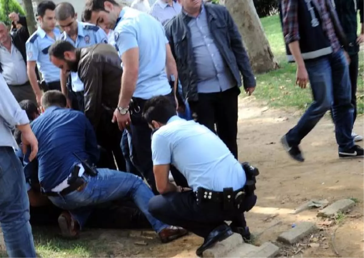 Taksim\'de Polise Kimlik Göstermeyince Gözaltına Alındı