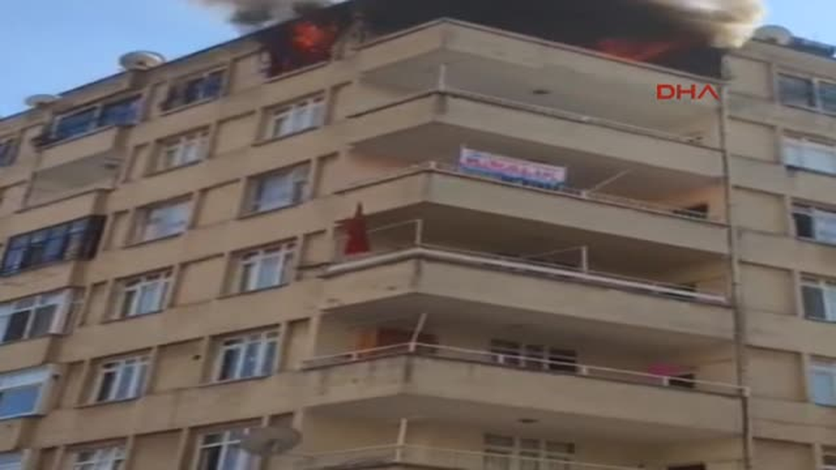 Yanan Evini Ağlayarak İzledi