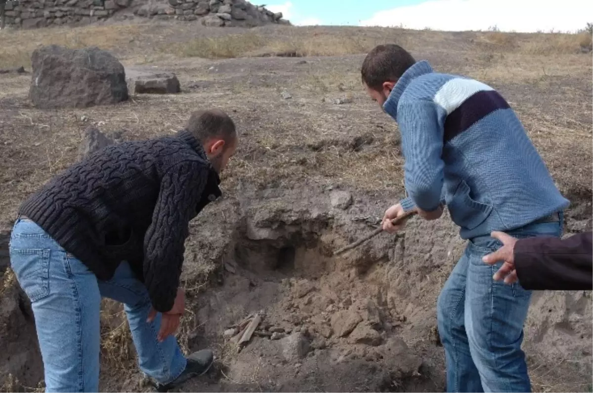 300 Yıllık Tarihi Mezarlıktan Kemik Fışkırıyor