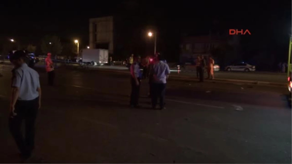 Alkollü Kamyonet Sürücüsü Otomobile Çarptı 2 Ölü, 3 Yaralı