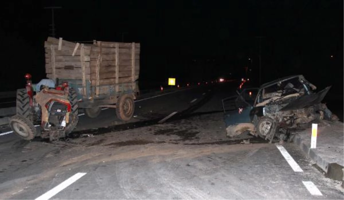 Sivas\'ta Otomobil Traktörle Çarpıştı: 1 Ölü, 2 Yaralı