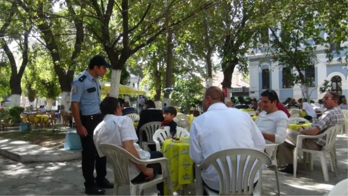 Polisten Çay Bahçesinde Kimlik Kontrolü