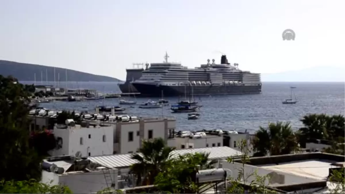 "Queen Elizabeth" kruvaziyeri Bodrum\'da -