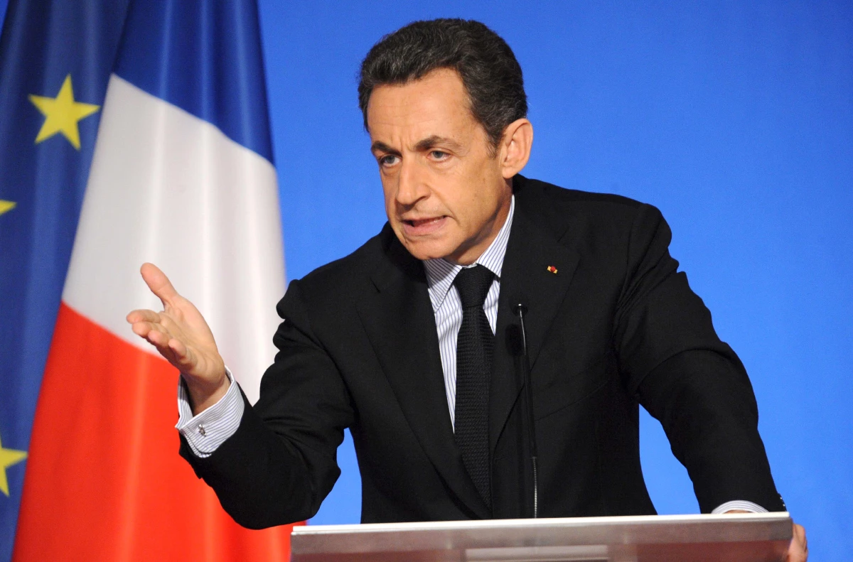 Sarkozy Siyasete Döndü, Rakiplerine Meydan Okudu