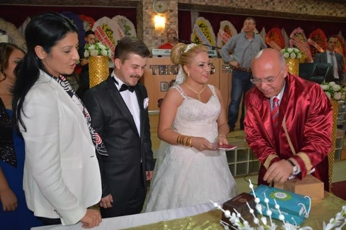 Süleymanpaşa Belediye Başkanı Eşkinat\'tan Yeni Evlenen Çifte Anlamlı Hediye