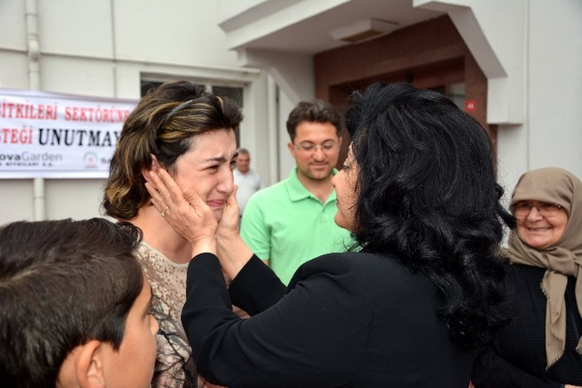 Türkiye\'nin Tek Kadın Valisi Gözyaşlarıyla Uğurlandı