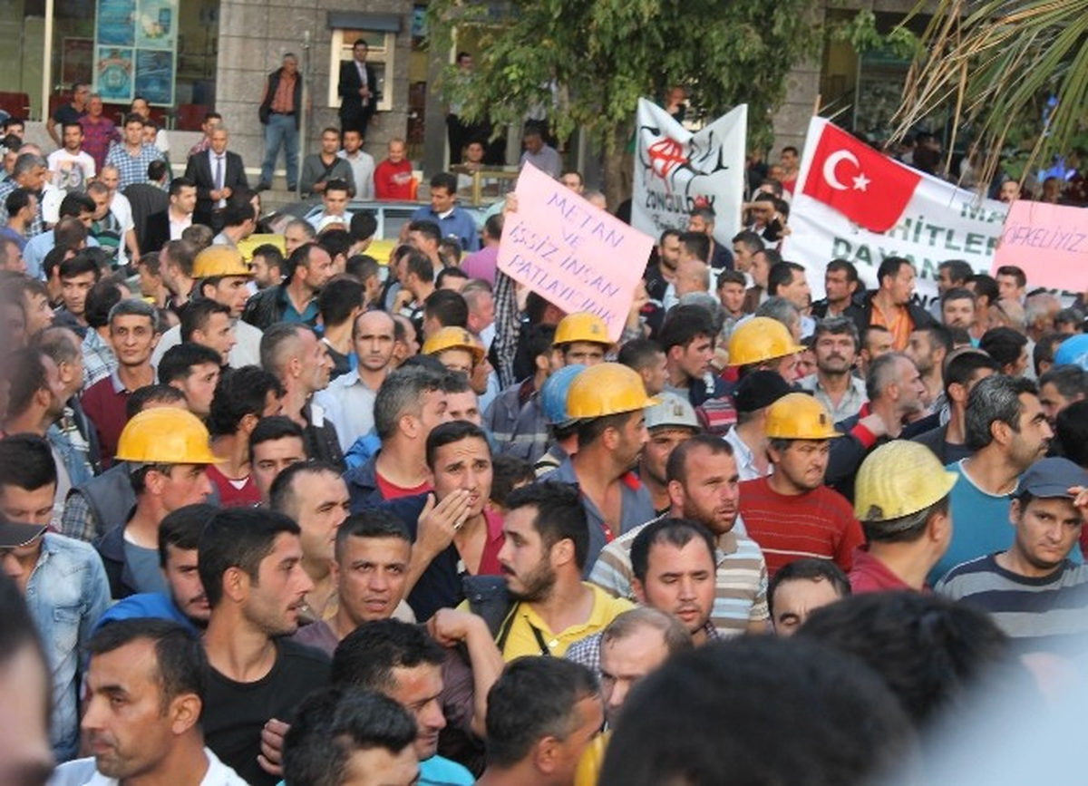 Ereğli\'den 10 Saatlik Yol Yürüyerek İşten Çıkarmaları Protesto Ettiler
