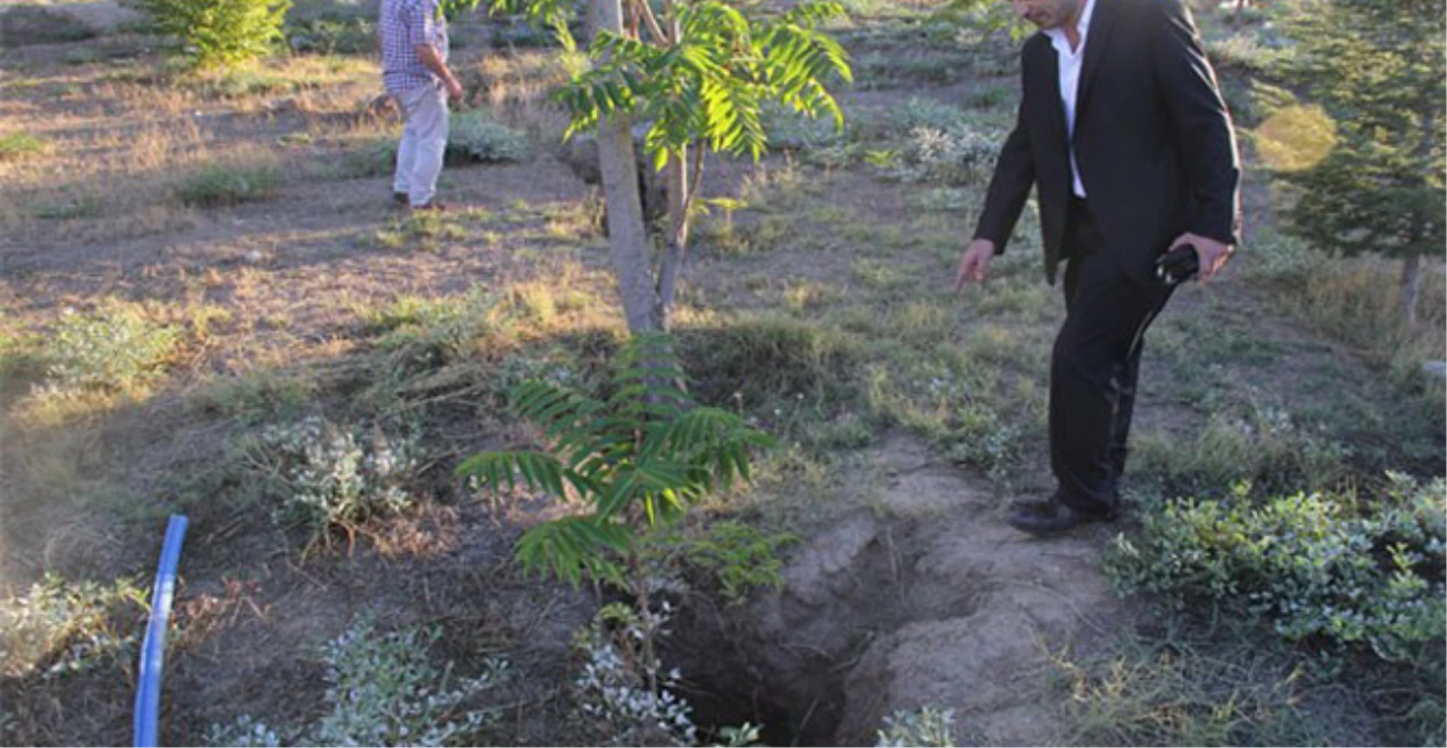 Afyonkarahisar\'da Mezarları Söküp, Evleri Çatlatan Yarıklar Korkutuyor